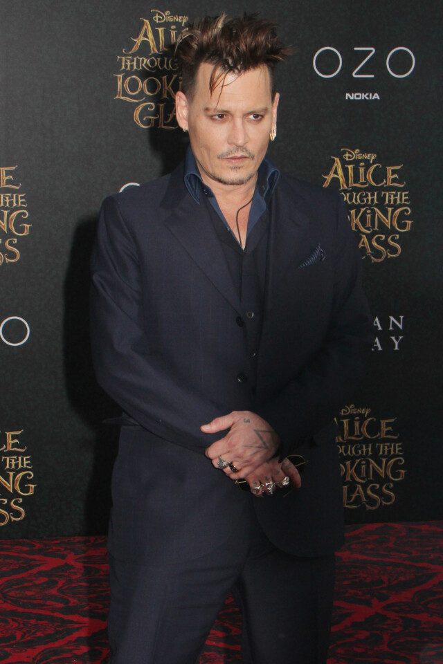 DÅRLIG TIMING: Johnny Depp stilte opp på USA-premieren til «Alice Through the Looking Glass» i L.A. mandag - samme dag som kona leverte skilsmissesøknaden. Foto: Buzzfoto.com DÅRLIG TIMING: Johnny Depp stilte opp på USA-premieren til «Alice Through the Looking Glass» i L.A. mandag - samme dag som kona leverte skilsmissesøknaden. Foto: Buzzfoto.com